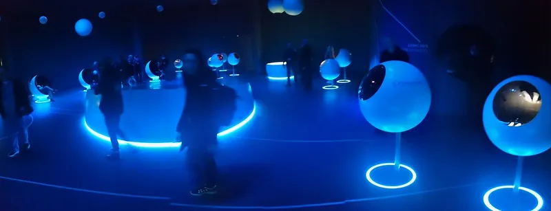 Menschen beim Besuch der "Universe of Particles" Austellung am CERN.