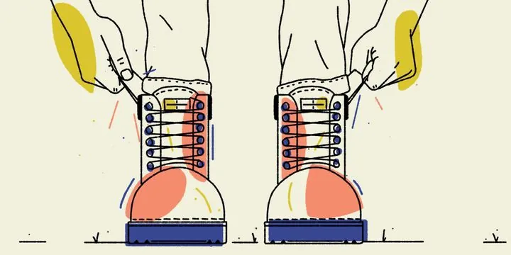 Zeichnung zweier Stiefel, deren Schnürsenkel straffgezogen werden