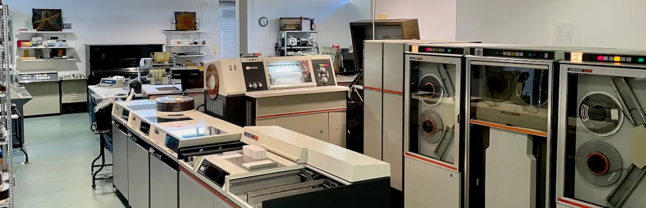 Alte Großrechner mit Magnetbandlaufwerken im Technikmuseum, Technikum29